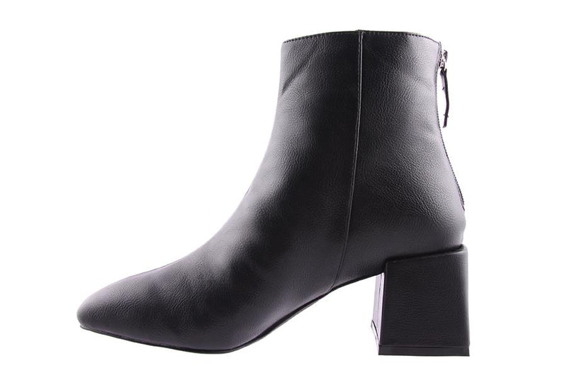 womans heel boot